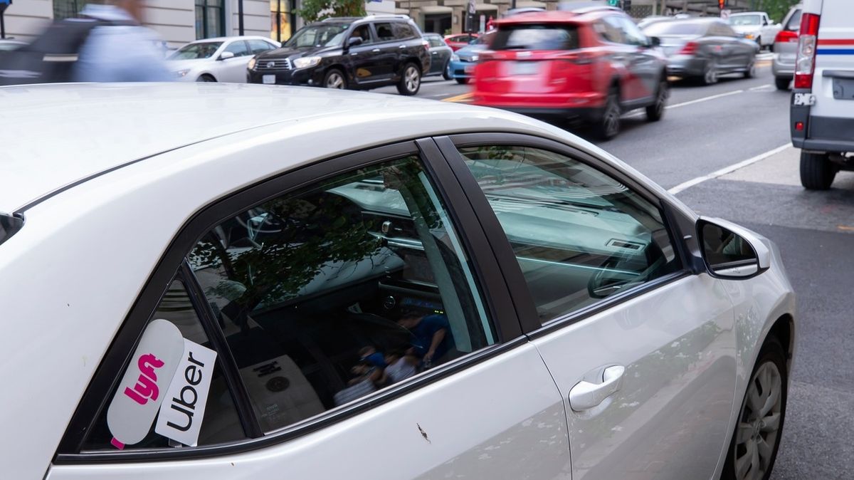 Dívky chtěly ve Washingtonu ukrást řidiči Uberu auto, muž po nehodě zemřel